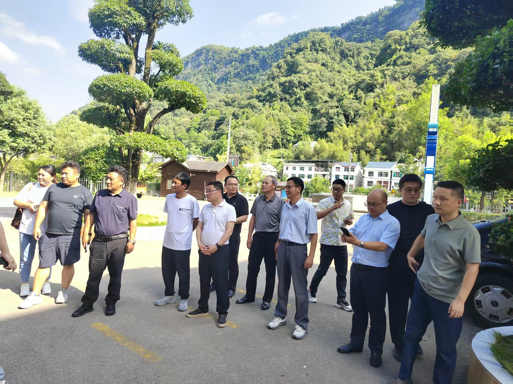 西藏自治區(qū)加查縣縣委常委、副縣長(zhǎng)陳愛國(guó)一行蒞臨清江鱘龍調(diào)研